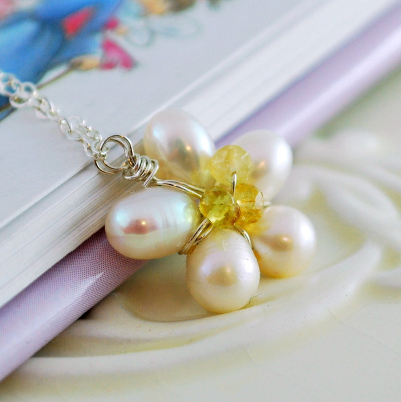 Daisy Necklace for Spring Weddings